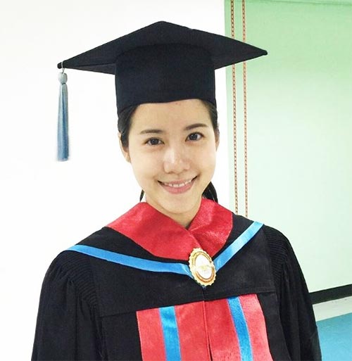 เอสเธอร์ สุปรีย์ลีลา รับปริญญา 