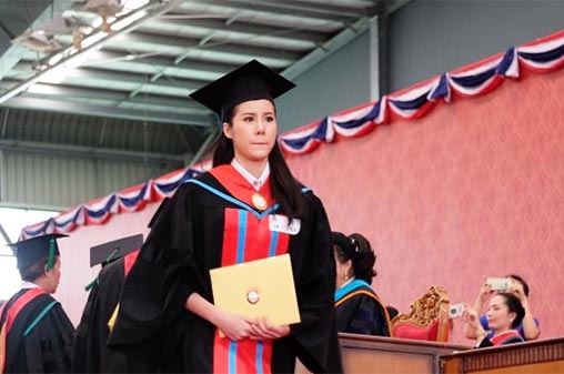 เอสเธอร์ สุปรีย์ลีลา รับปริญญา 