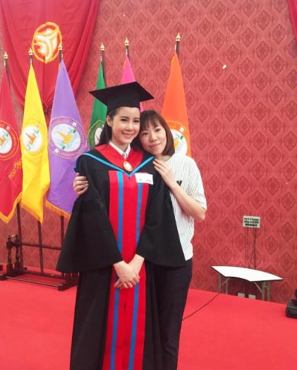 เอสเธอร์ สุปรีย์ลีลา รับปริญญา 