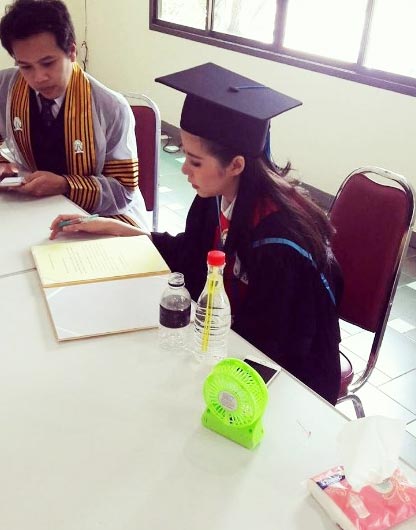 เอสเธอร์ สุปรีย์ลีลา รับปริญญา 