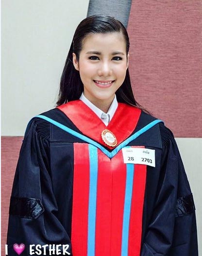 เอสเธอร์ สุปรีย์ลีลา รับปริญญา 