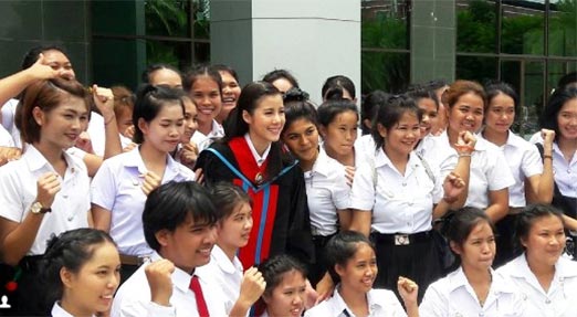 เอสเธอร์ สุปรีย์ลีลา รับปริญญา 