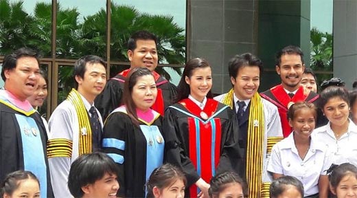 เอสเธอร์ สุปรีย์ลีลา รับปริญญา 