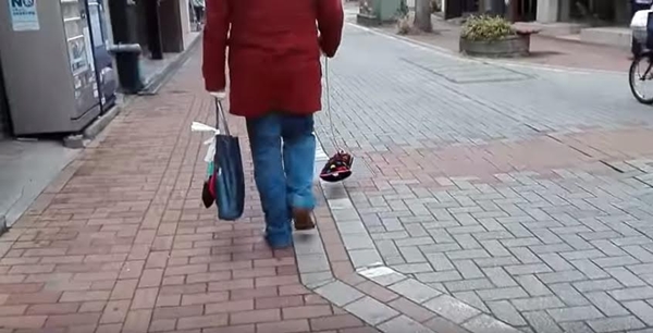 คลิปชายแปลกหน้าจูงหมาล่องหนเดินเล่นในย่านดัง