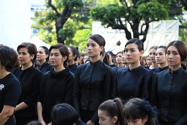  ดาราหลั่งน้ำตา ขณะร่วมร้องเพลงสรรเสริญพระบารมี 