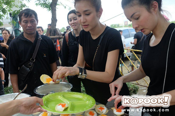 เนย โชติกา ทำขนมเบื้องแจกประชาชน-ดาราจิตอาสา ร่วมทำดีถวายพ่อหลวง ร.9