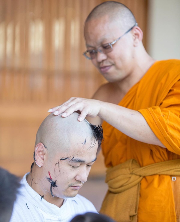  เคน ฮุง สามีชาวฮ่องกงของ พลอย ชิดจันทร์ บวช