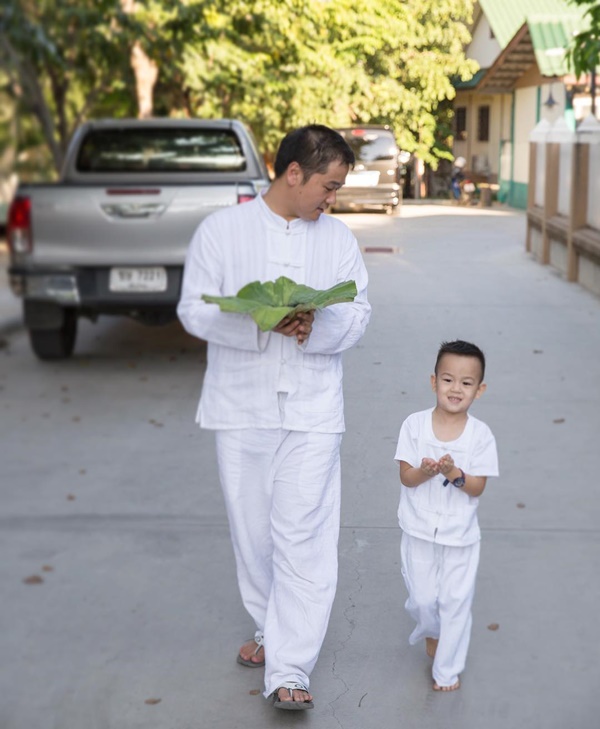  เคน ฮุง สามีชาวฮ่องกงของ พลอย ชิดจันทร์ บวช