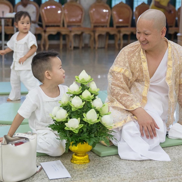  เคน ฮุง สามีชาวฮ่องกงของ พลอย ชิดจันทร์ บวช