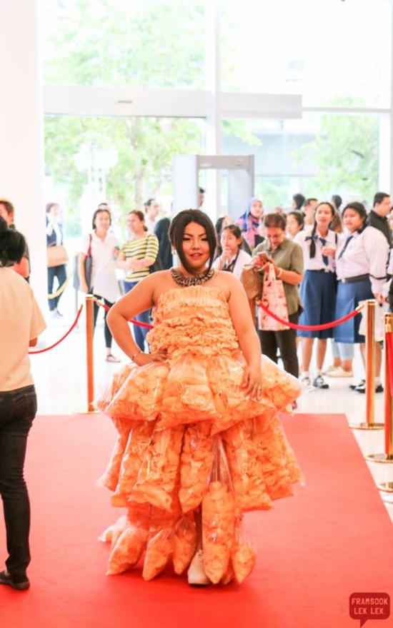 น้องทราย เบญจพร เจ้าของชุดข้าวเกรียบ