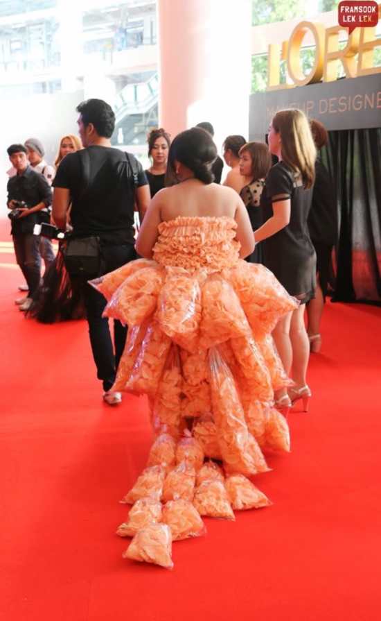 น้องทราย เบญจพร เจ้าของชุดข้าวเกรียบ