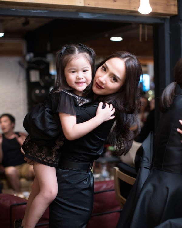 อั้ม พัชราภา แชะภาพกอดคอ ต๊อด ศิณะ 