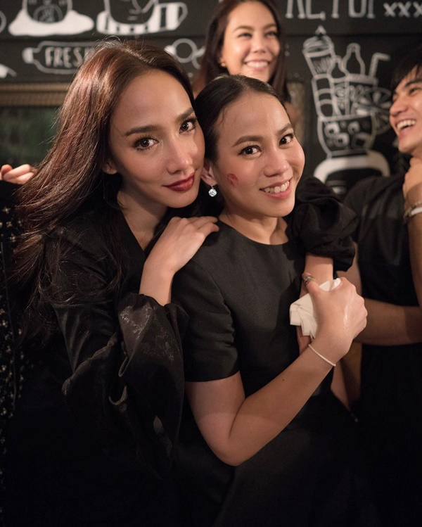 อั้ม พัชราภา แชะภาพกอดคอ ต๊อด ศิณะ 