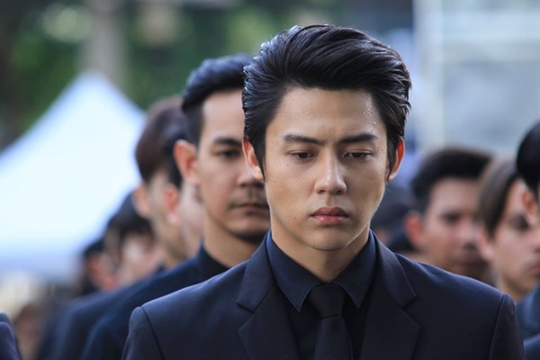  ดาราหลั่งน้ำตา ขณะร่วมร้องเพลงสรรเสริญพระบารมี 