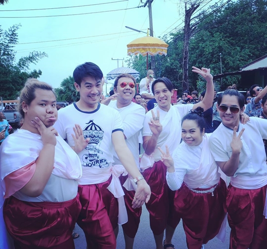 งานบวชลูกชายโหน่ง ชะชะช่า