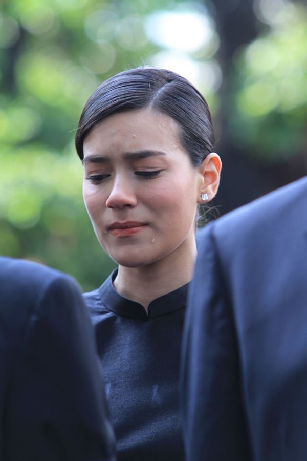  ดาราหลั่งน้ำตา ขณะร่วมร้องเพลงสรรเสริญพระบารมี 