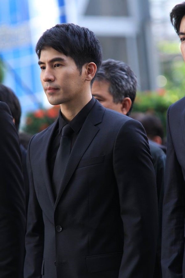  ดาราหลั่งน้ำตา ขณะร่วมร้องเพลงสรรเสริญพระบารมี 