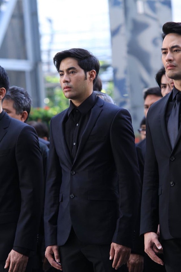  ดาราหลั่งน้ำตา ขณะร่วมร้องเพลงสรรเสริญพระบารมี 