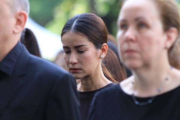  ดาราหลั่งน้ำตา ขณะร่วมร้องเพลงสรรเสริญพระบารมี 