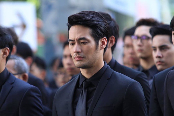  ดาราหลั่งน้ำตา ขณะร่วมร้องเพลงสรรเสริญพระบารมี 