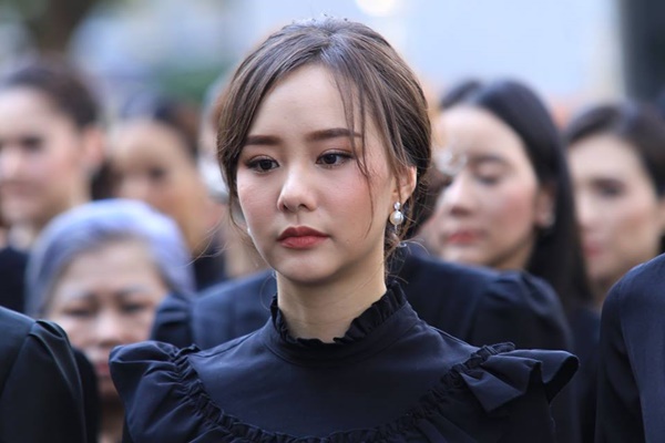  ดาราหลั่งน้ำตา ขณะร่วมร้องเพลงสรรเสริญพระบารมี 