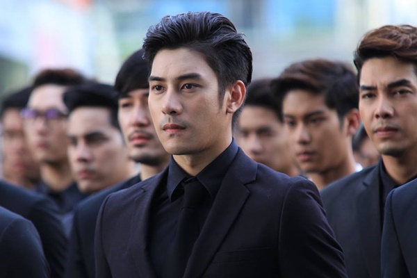  ดาราหลั่งน้ำตา ขณะร่วมร้องเพลงสรรเสริญพระบารมี 