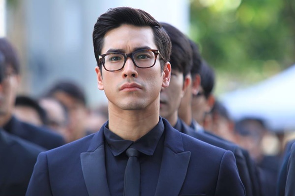  ดาราหลั่งน้ำตา ขณะร่วมร้องเพลงสรรเสริญพระบารมี 