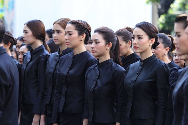  ดาราหลั่งน้ำตา ขณะร่วมร้องเพลงสรรเสริญพระบารมี 