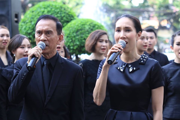  ดาราหลั่งน้ำตา ขณะร่วมร้องเพลงสรรเสริญพระบารมี 