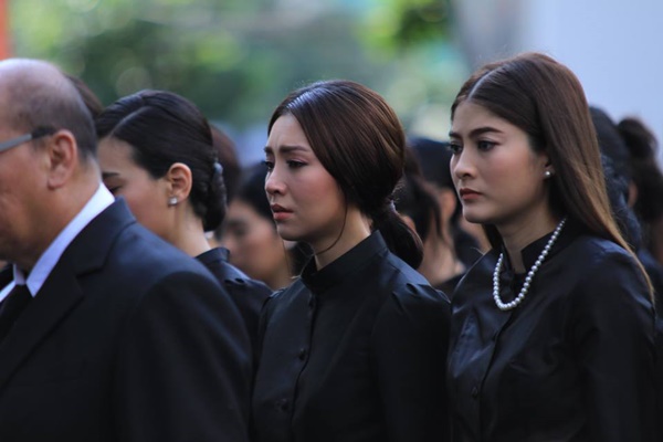  ดาราหลั่งน้ำตา ขณะร่วมร้องเพลงสรรเสริญพระบารมี 