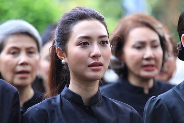  ดาราหลั่งน้ำตา ขณะร่วมร้องเพลงสรรเสริญพระบารมี 