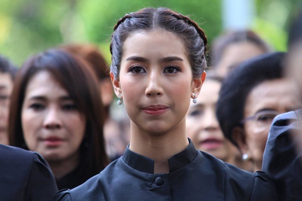  ดาราหลั่งน้ำตา ขณะร่วมร้องเพลงสรรเสริญพระบารมี 