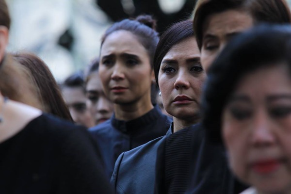  ดาราหลั่งน้ำตา ขณะร่วมร้องเพลงสรรเสริญพระบารมี 