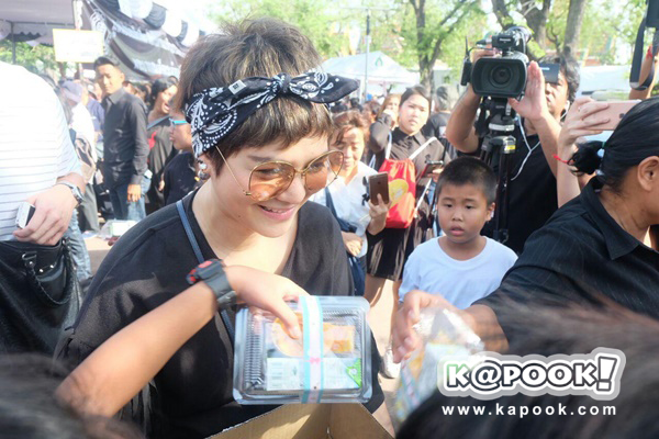 เนย โชติกา ทำขนมเบื้องแจกประชาชน-ดาราจิตอาสา ร่วมทำดีถวายพ่อหลวง ร.9