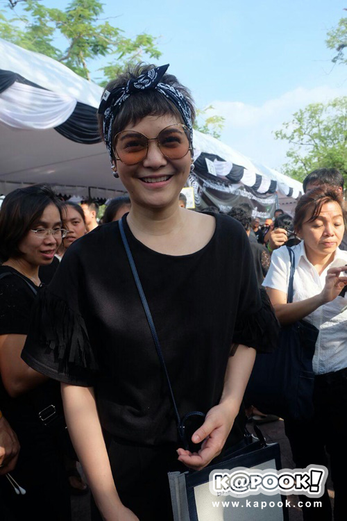 เนย โชติกา ทำขนมเบื้องแจกประชาชน-ดาราจิตอาสา ร่วมทำดีถวายพ่อหลวง ร.9