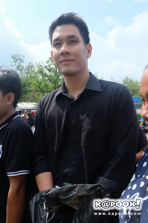 เนย โชติกา ทำขนมเบื้องแจกประชาชน-ดาราจิตอาสา ร่วมทำดีถวายพ่อหลวง ร.9