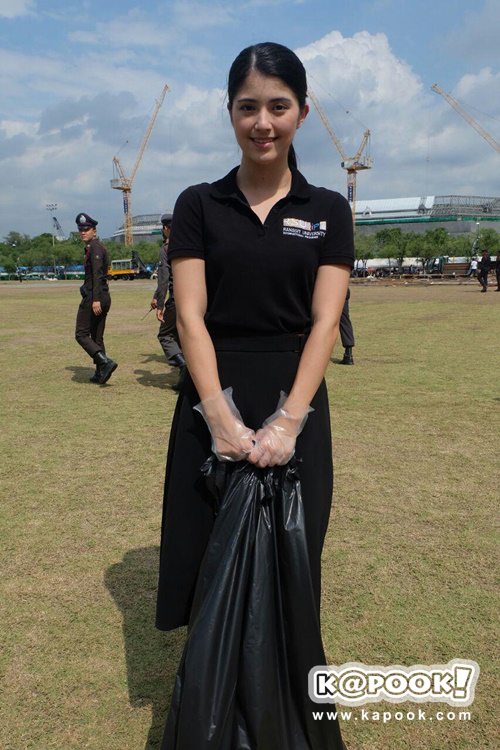 เนย โชติกา ทำขนมเบื้องแจกประชาชน-ดาราจิตอาสา ร่วมทำดีถวายพ่อหลวง ร.9