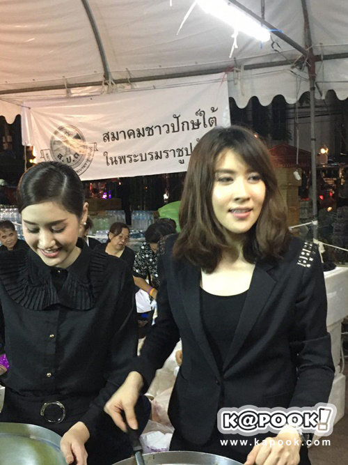 เนย โชติกา ทำขนมเบื้องแจกประชาชน-ดาราจิตอาสา ร่วมทำดีถวายพ่อหลวง ร.9