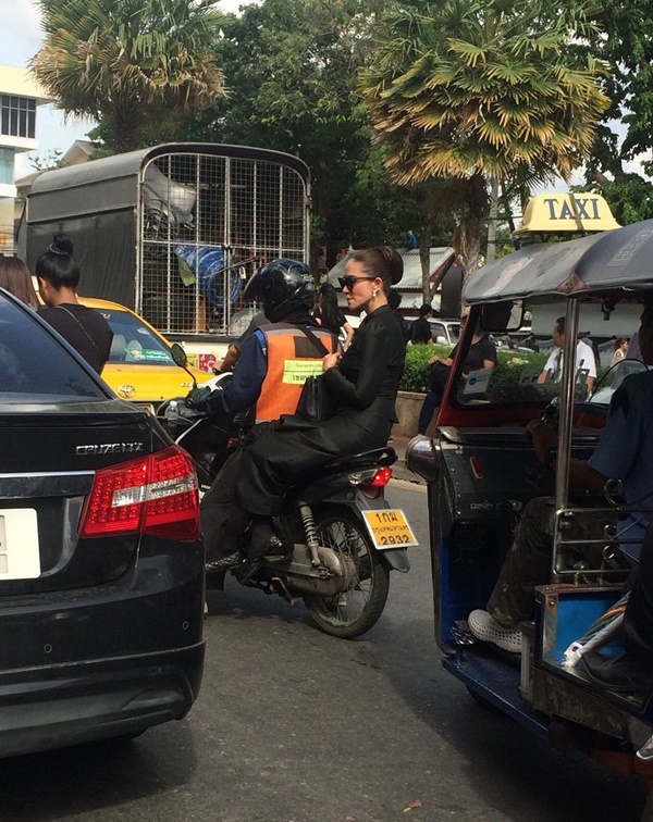 พลอย เฌอมาลย์  ชุดไทยจิตรลดา