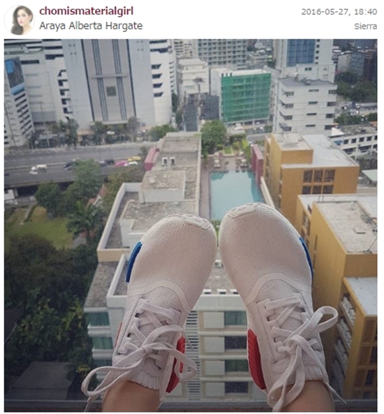 ชมพู่ อารยา รองเท้า Adidas NMD