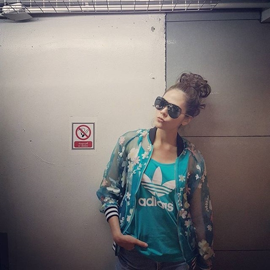 ชมพู่ อารยา รองเท้า Adidas NMD