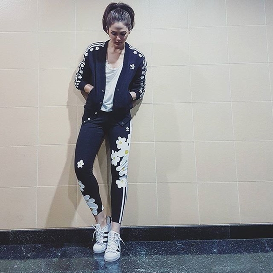 ชมพู่ อารยา รองเท้า Adidas NMD