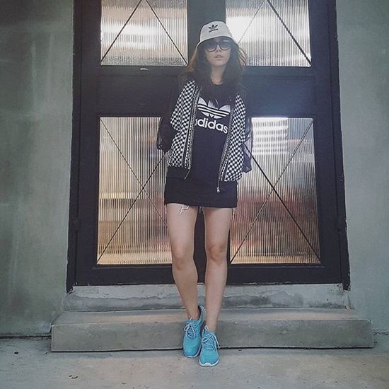 ชมพู่ อารยา รองเท้า Adidas NMD