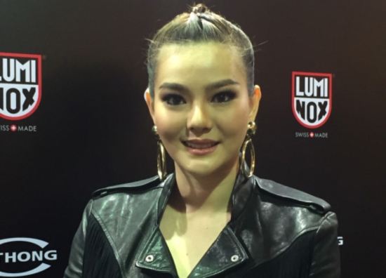 ไผ่ วันพ้อยท์ ,ดิว อาริสรา