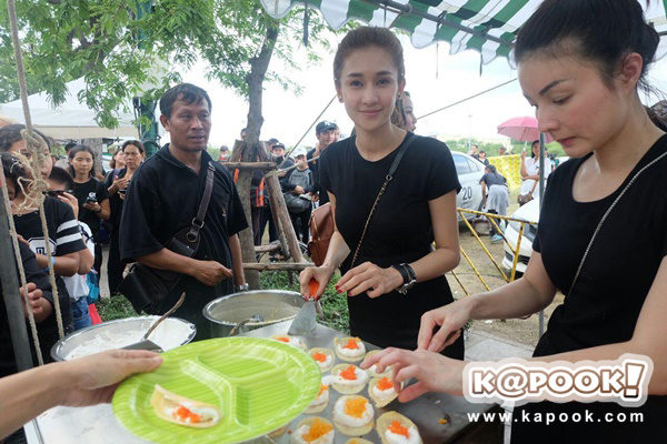 เนย โชติกา ทำขนมเบื้องแจกประชาชน-ดาราจิตอาสา ร่วมทำดีถวายพ่อหลวง ร.9