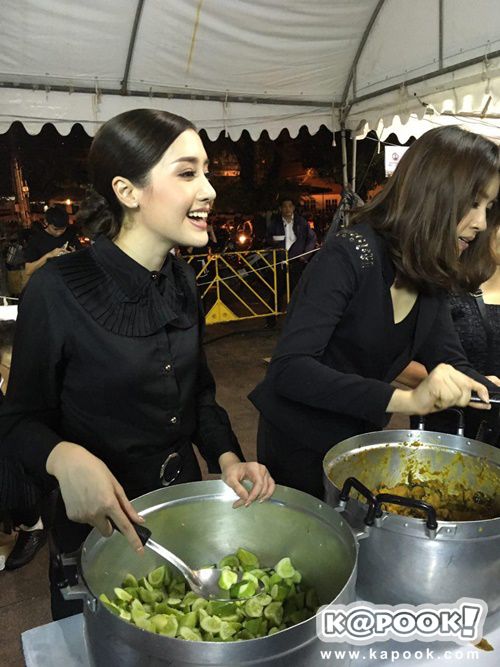 เนย โชติกา ทำขนมเบื้องแจกประชาชน-ดาราจิตอาสา ร่วมทำดีถวายพ่อหลวง ร.9