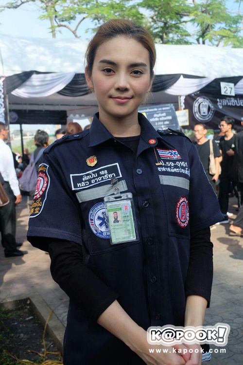 เนย โชติกา ทำขนมเบื้องแจกประชาชน-ดาราจิตอาสา ร่วมทำดีถวายพ่อหลวง ร.9