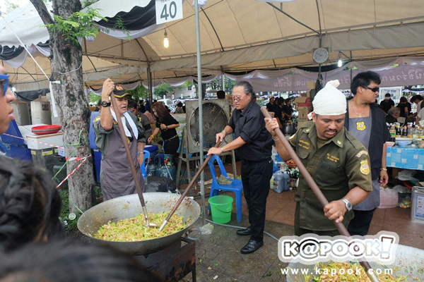 เนย โชติกา ทำขนมเบื้องแจกประชาชน-ดาราจิตอาสา ร่วมทำดีถวายพ่อหลวง ร.9