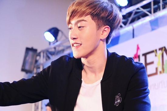 ดาราชุดนักศึกษา