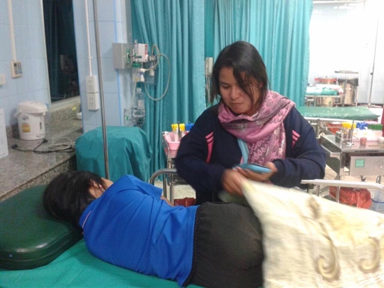 ครูดอยอุ้มนักเรียนป่วยหนักลุยป่า ส่งโรงพยาบาล 